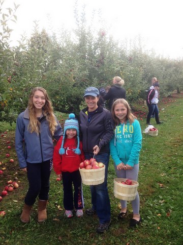 Apple Picking at Smith's Orchard and Cider Mill